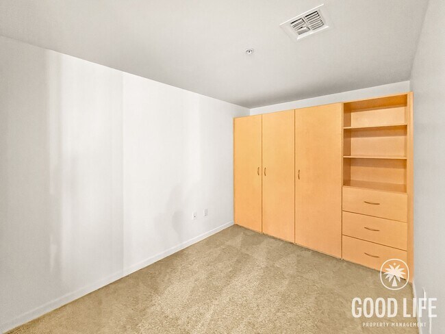 Building Photo - Rare 1B+Den/1BA Metrome Condo w/ Balcony, A/C & Storage Included!