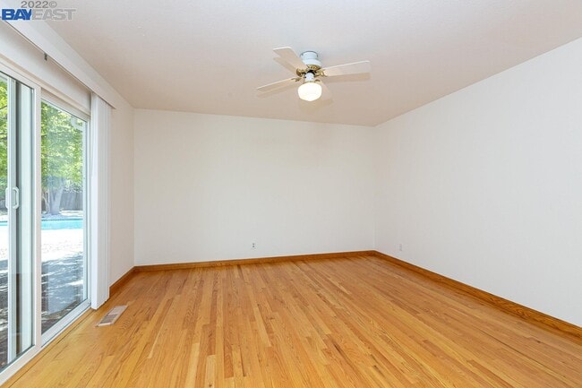 Building Photo - 839 Solana Dr