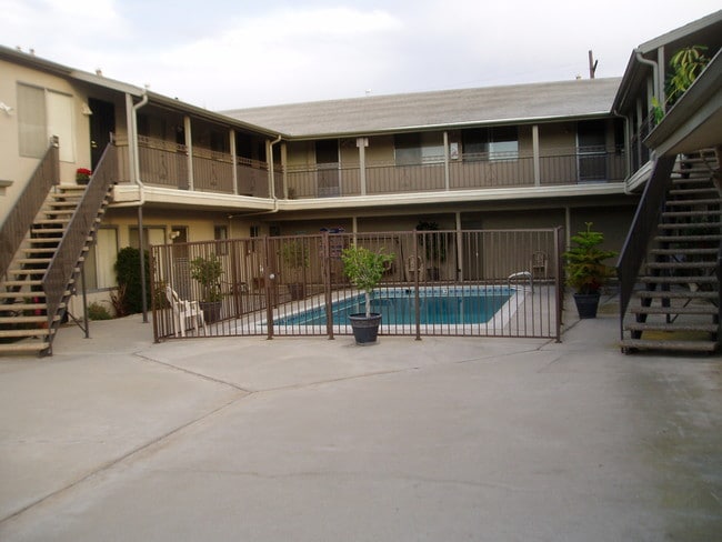 Building Photo - 2620 Apple Ave