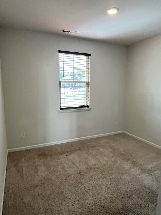 Foto del edificio - Spacious 5 Bed home in East Charlotte