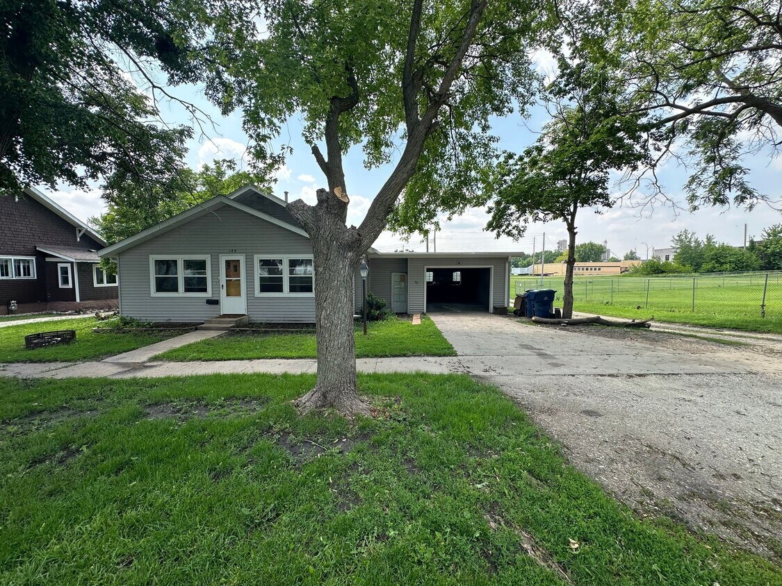 Foto principal - 3 Bedroom 2 bath house in Rockwell City $925