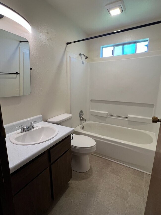 Foto del edificio - Spacious 2 bed, 1 bath duplex with air con...