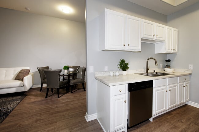 Building Photo - Hollywood View Towers