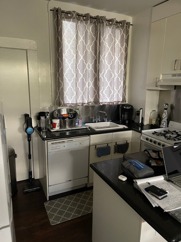 Kitchen with dishwasher, keurig, and plenty of other kitchen devices - 929 Bush St