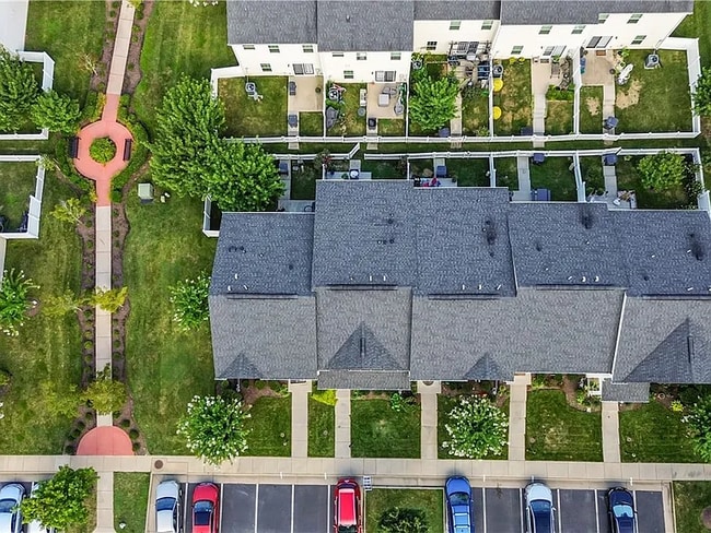 Building Photo - 8127 Creekside Village Dr