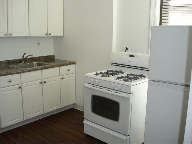 Building Photo - Lakeside 800