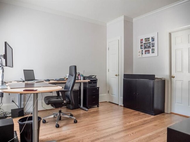 Foto del edificio - 1060 Pine Grove Ave NE