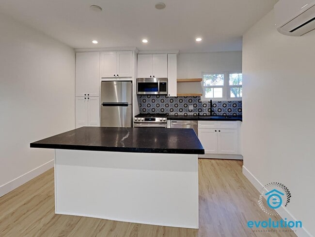 Building Photo - 3831-3835 Third Avenue - 3835 Third Ave Apt 5