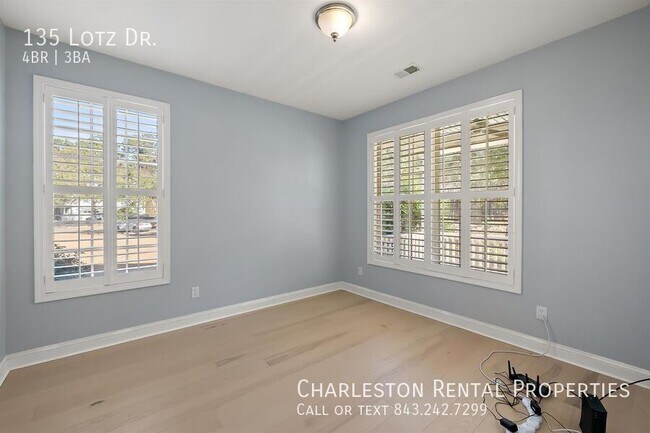 Foto del edificio - 135 Lotz Dr