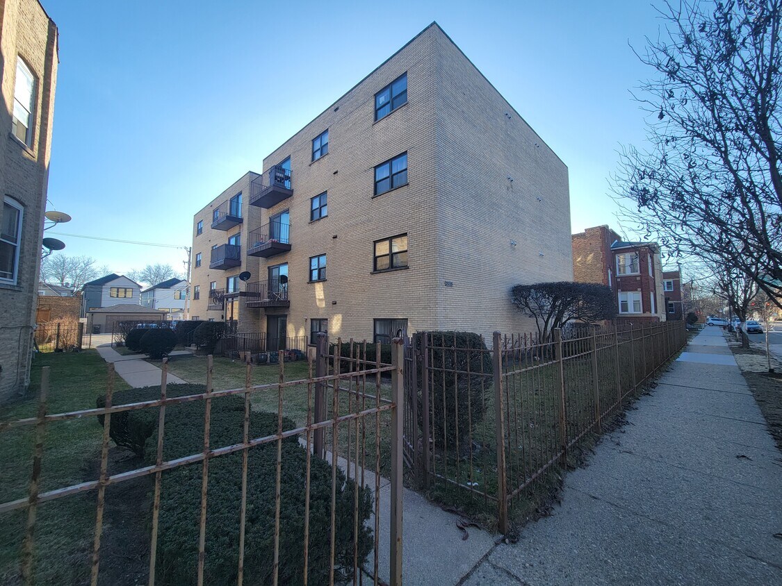 Primary Photo - 2615 W Foster Ave