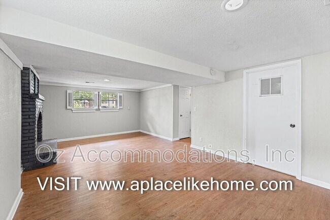 Building Photo - 1105 W Elm Terrace