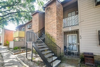 Building Photo - 10603 S Wilcrest Dr