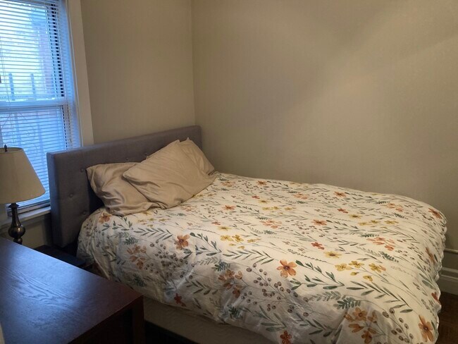 1st Bedrom - 1820 W Race Ave