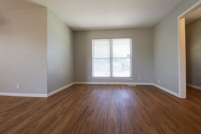Foto del edificio - 4 Bedroom Home Available For Immediate Mov...