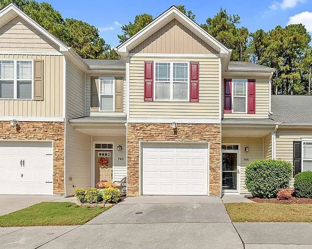 Foto principal - MUST SEE !! 3bd 3.5ba Townhome in Fuquay V...