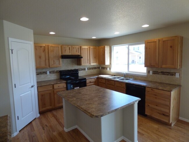 Foto del edificio - Lovely 2 Story Home in Windsor's Raindance Community! Corner Lot!