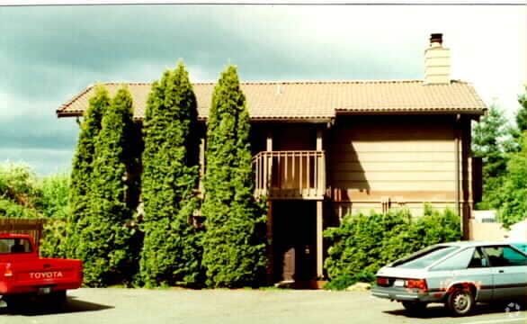 Building Photo - 718 10th St SE