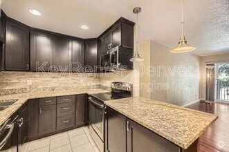 Building Photo - 1300 Golden Cir