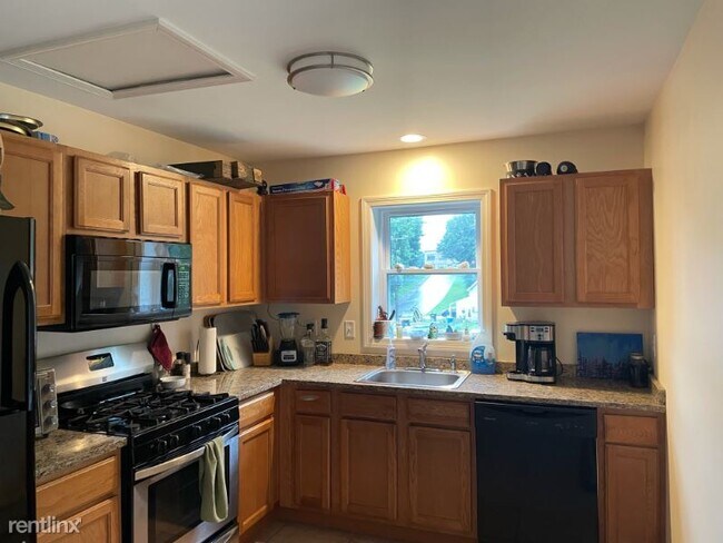 Building Photo - 2 br, 1.5 bath Townhome - 2 Tyler St