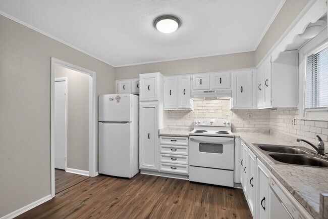 Foto del edificio - Spacious 3 Level Stafford Townhouse
