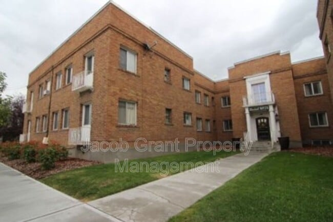 Building Photo - 676 Memorial Dr