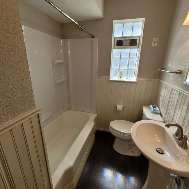 Building Photo - West Boulevard Area 3-Bed, 1-Bath Single-F...