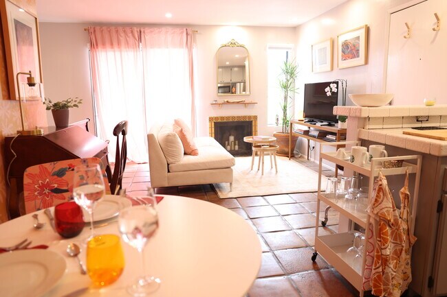 Espacio principal/Sala de estar - 2404 Pacific Ave