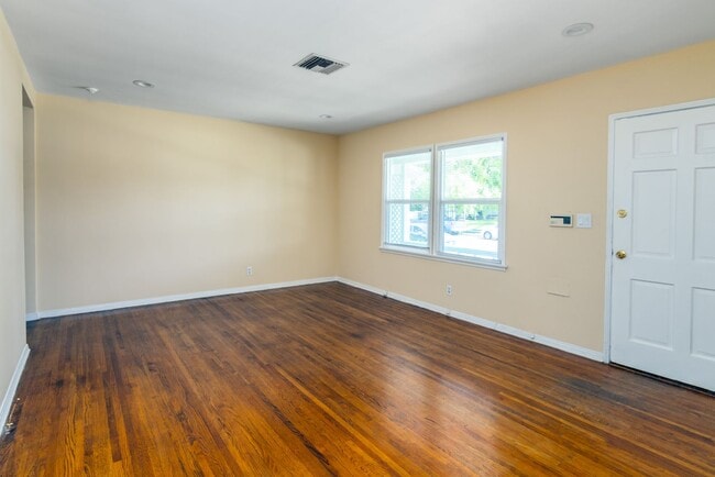 Foto del edificio - Charming 2-Bedroom Northridge Home with Pr...