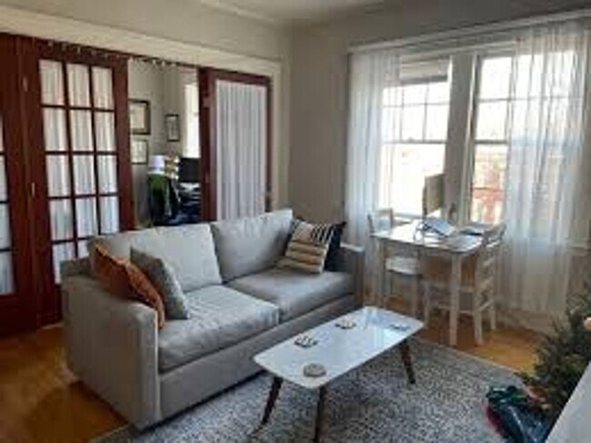 Building Photo - Large Unit on Washington Sq. Heat and Hot ...
