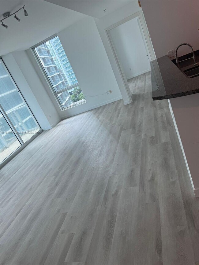 Foto del edificio - 300 S Biscayne Blvd
