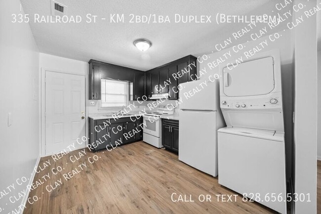 Building Photo - 335 Railroad St