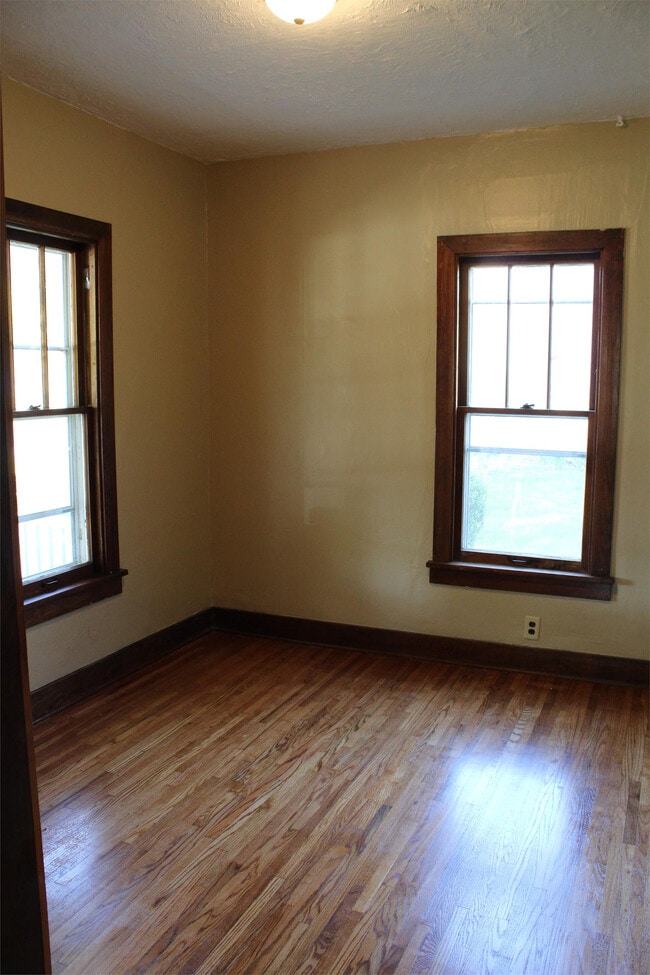 Building Photo - 526 E 11th St