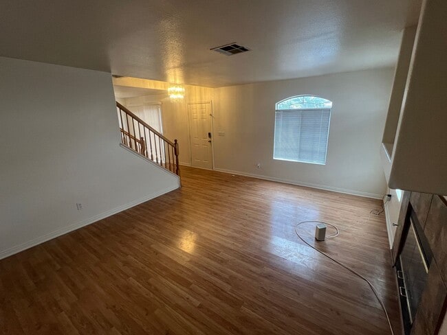 Building Photo - 3 bedrom 2.5 bath Gated Community Townhome with community  Pool, Spa & Private Garage