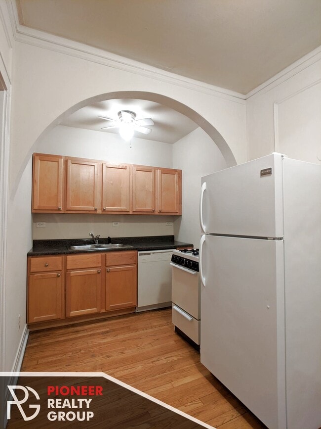 Building Photo - 450 W Surf St