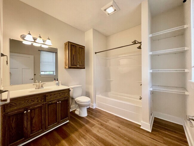 Foto del edificio - Four Bedroom Home in Eastown