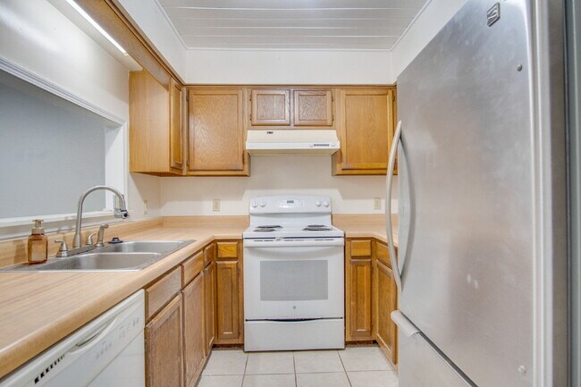 Foto del edificio - Foxborough 2BR/1.5BA Townhome – Back Deck, Available Now