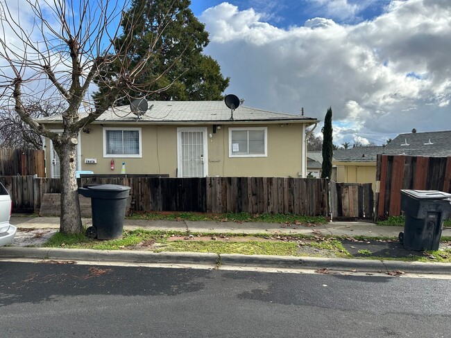 Building Photo - 1 Bedroom 1 Bath duplex in Roseville!
