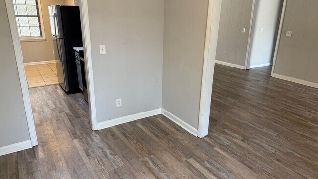 Foto del edificio - 627 McDowell Rd