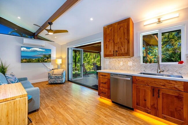 Foto del edificio - Brand New Tropical Private Maui Meadows Cottage Ocean View and Pool - Utilities Included