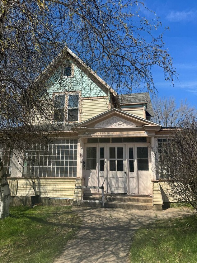 402 N State St Unit Upper, Merrill, WI 54452 Room for Rent in Merrill, WI