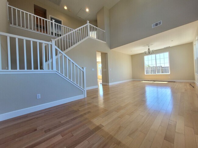 Building Photo - Spacious & Bright 4BR/3BA Available For Re...