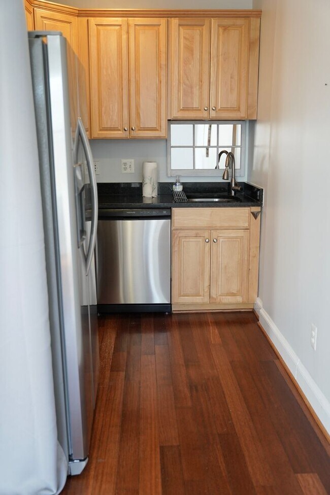 Building Photo - Lovely Studio Condo in Capitol Hill!