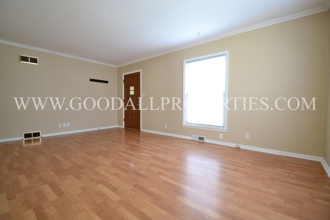 Building Photo - 3 Bedroom Home in West Des Moines with Fen...