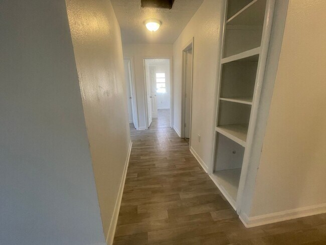 Foto del edificio - Remodeled 3 bedroom 1 bathroom 1 car garag...