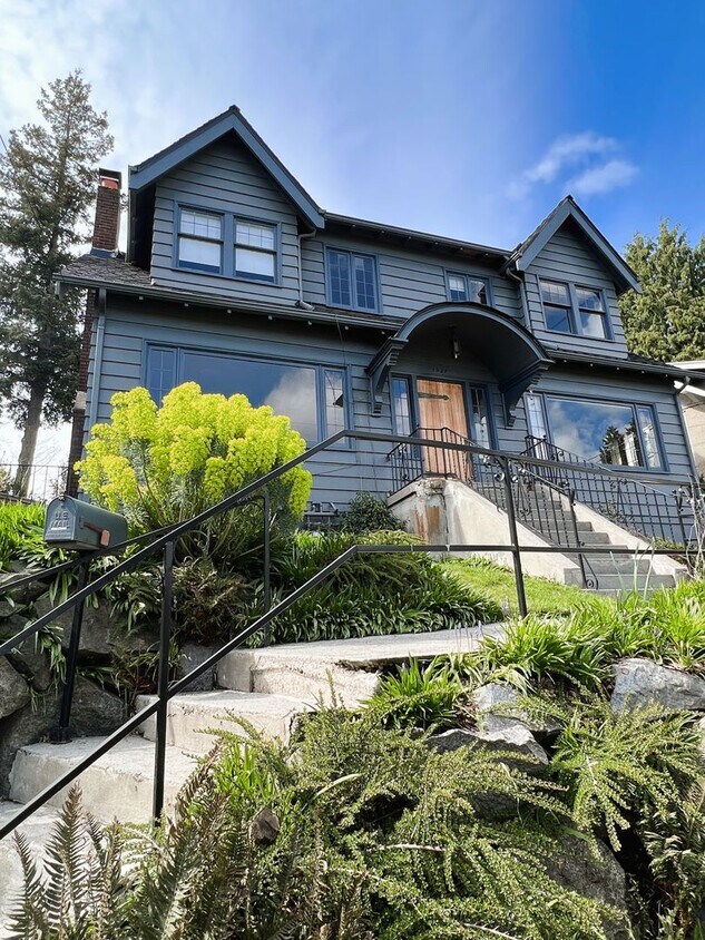 Primary Photo - Stunning Historic 1bed + den in Montlake