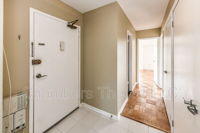 Building Photo - 1300 Army Navy Dr
