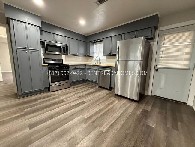 Building Photo - 1303 Des Jardines St