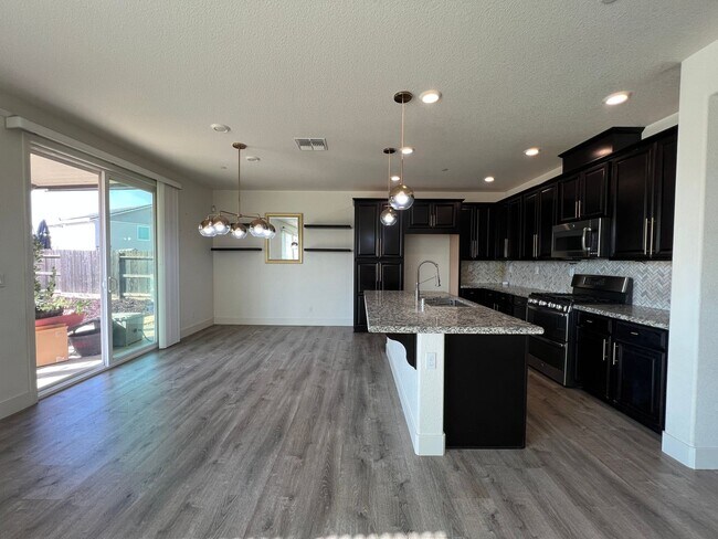 Foto del edificio - Beautiful 4 Bedroom Home With Low Maintenance Landscaping And Updated Interior