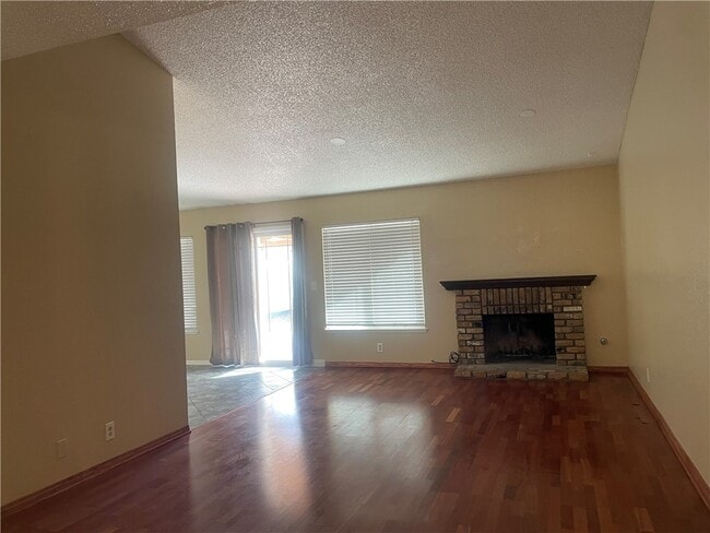 Foto del edificio - 1053 N Wisteria Ave