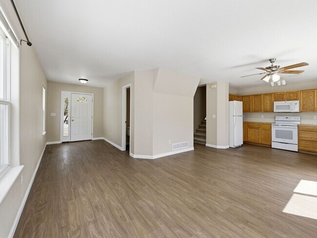 Foto del edificio - Recently Refreshed 3 Bed, 2.5 Bath Duplex with Fenced Yard — Available Now in Evans, CO!